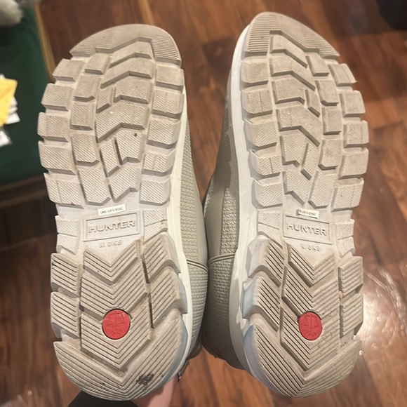 Hunter | Metallic Insulated Snow boot. Love them but fit true to size-I wearsz 9 - Picture 7 of 8